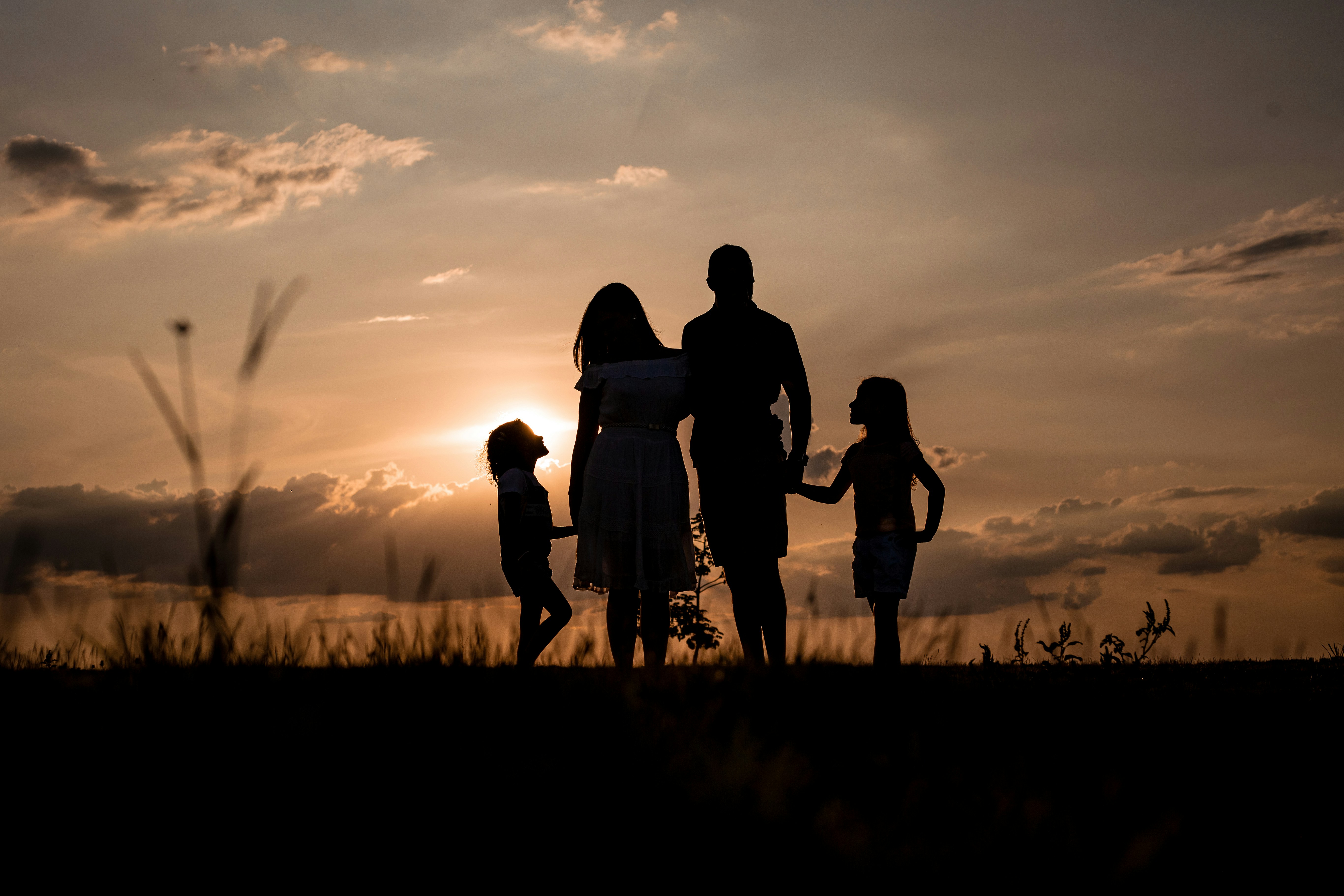 Familia protegida al atardecer